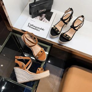 Платья обувь Flock Women Sandals Платформа летние клины высокие каблуки черный коричневый дизайн заклепки размер ремня 35-39