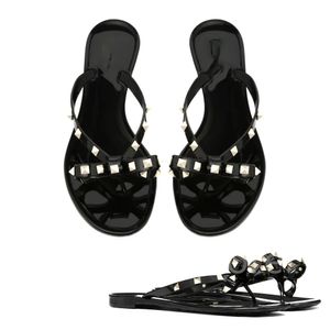 Lyxdesigner kvinnors tofflor gummibockade t-flats svarta sexiga besatta kvinnors lägenheter herrarna tofflor sommarstrand casual skor utomhus icke-halktofflor