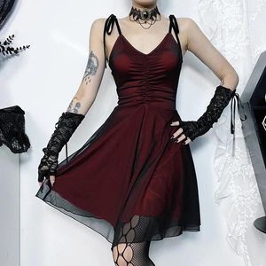 Casual Dresses Goth designade Retro Women Party Dress Lace Patchwork Slim Pullover Gothic Style Sexy Ladies Suspender för våren 2024