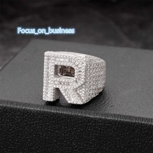 Hiphop Fashion Iced Out Cyrron Bagieette Diamond Mosiądz Chunky 925 Srebrny nazwa 26 -litera Pierścień Moissanite