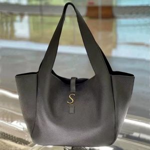 Designer mody torebka bea ziarbowane skórzane ramię na ramię o dużej pojemności torby na zakupy plażowe torba podróżna metalowy list