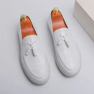 Sapatos casuais 2024 Spring Street Style British Style Panomers planos para homens de banquete diário e sólido Branco Branco Diário