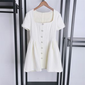 Vestido casual do designer para a primavera/verão 2024, novo design branco de marfim com decote quadrado, mangas curtas e vestido de tweed grosso com cintura