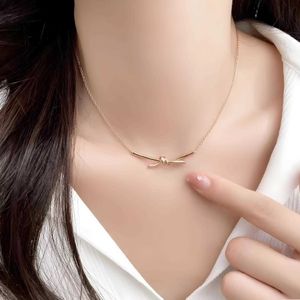Designer Brand High Version TIFFAYS Bow Necklace For Women S925 Sterling Silver Niche Design High-end Plated 18K Rose Gold Lock Bone Chain med logotyp