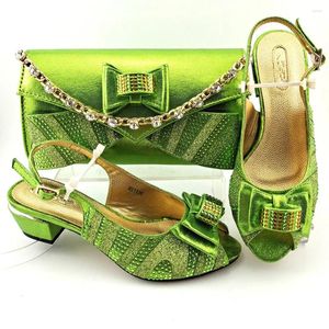 Klänningsskor Eleganta citronkvinnor Matcha handväska med strass dekoration afrikansk klädpumpar och handväska set mm1126 häl 5 cm