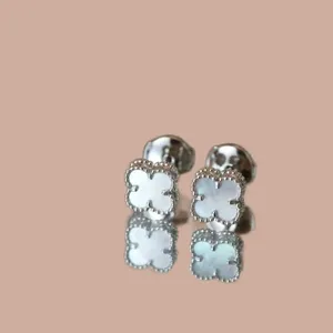 Mini Clover Designer Earings White Black Red Designer Earring Frivole Plated Gold Silver Oorbellen Classical Simple Luxury örhängen Designer för kvinnor ZL204