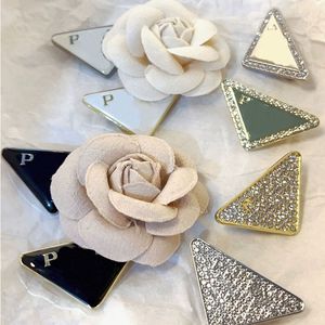 Symbole Eternal Crystal Classic Metal Invertered Triangle Logo Jewels Brosch Broocht Pins Breastpi Man Vintage Lady Elegant Womens Jacket Ladies Clip Decoration