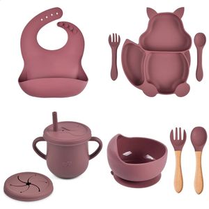 8 datorer Baby Soft Silicone Sug Cup Bowl Dinner Plate Cup Bib Spoon Fork Set Anti-Slip Cotestlar för barn som matar middagsplatta 240321