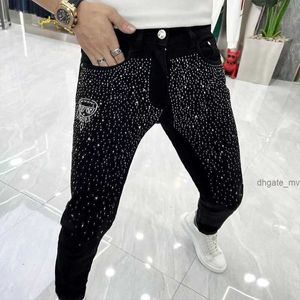 Mens Black Jeans Luxury Rhinestone Design Ny stil Slim Male Pencil Pants All Seasons Populära stiliga byxor Mannkläder