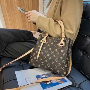 2024 New Designer Womens Crossbody ombro vermelho de grande capacidade Saco de forma portátil simples