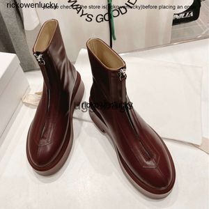 Os sapatos da linha Liu Wens do mesmo estilo Chelsea Boots 2024 Nova linha Soled Boots Martin Boots genuínos de couro redondo de dedão preta com zíper mais curto botas de alta qualidade