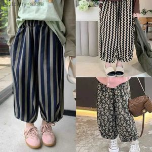 Pantaloni per ragazze dei pantaloni con strisce ondulate e pantaloni floreali per i pantaloni autunnali di FashionAb e Versati per i pantaloni per bambini L46