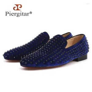 Casual Shoes Piergitar 2024 Ręcznie robione mężczyźni aksamitne z czarnym kolcami mody i mokasyny ślubne włoski styl palenia kapcie