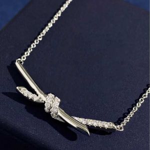 Colar de nó de alta versão da marca de designer para mulheres S925 Sterling Silver Pinging Bow Pingente com cadeia de osso de trava de ouro de alta qualidade 18k