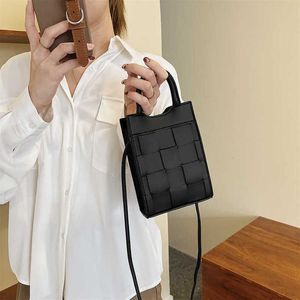 Designer Womens Handbag Fashion Trend Mobile Summer New Handheld Weaving Korean Personlig One Shoulder Crossbody Bag