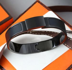 Mode Trend Titanium Steel Letter Armband European och amerikansk fashionabla och mångsidiga flerfärgval Ny lyxdesigner Rostfritt stål smycken
