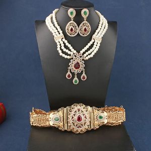 Arabiska bröllopsmycken Set Fashion Green Crystal Pendant Marockan Metal Belt Imitation Pearlörhängen Halsband för kvinnor 240326
