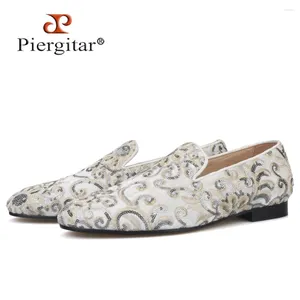 Casual Shoes Piergitar White Color Men Velvet med Paisley Mönster Handgjorda pärlor Party och bröllopsrökande tofflor Mäns loafers