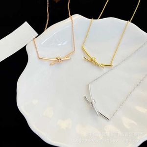 Designer Brand Gold High Edition Tiffays Bow Necklace Womens New Smooth Knot Pendant T1 Double T Cross Twisted Collar Chain