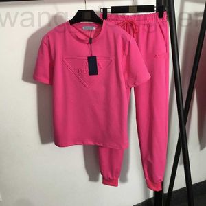 Traccettaci femminili Designer P Famiglia 2023 Summer Nuovo set di sport di cotone con maglietta a maniche corta in rilievo ad aria, piedi in vita elastica, pantaloni tagliati VZ4X