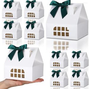 Confezionamento di scatole a forma di casa di natale con scatola di caramelle a filo da prua