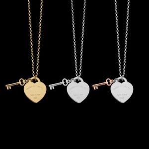Designer Brand Asian Gold Jewelry T Letter Stor nyckel Peach Heart Interlayer Halsband Kvinnor