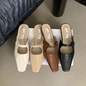 Casual Shoes Women Mules 2024 Summer Elegant Square Stängt tå Flat tofflor Kvinnlig läder Svartvita glidbanor Muller