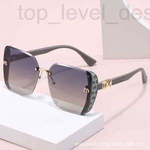 Solglasögon designer 2024 Ny modetrend Stor ram Square Letter M Style för kvinnlig internetkändisförankring Samma ramlösa 7Sno