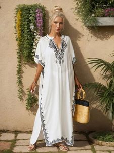 Vit broderad plusstorlek kaftan klänning 2024 Kvinnor Summer V Neck Casual Robe Bohemian Beachwear Bikini Cover-ups Caftans Q1545