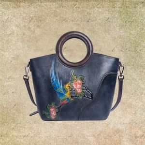 Totes Chinese National Women's Messenger Evening Bag Vintage präglade ko läderhandväskor Kvinnliga kohud stora blommiga axelväskor