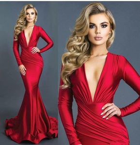 Sexy rot v Hals lange Ärmel Meerjungfrau Abendkleider Ruched Sweep Zug formelle Prom Party Kleider4895008