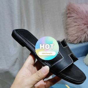 Designer tofflor äkta läder platt botten H tofflor för kvinnor sommar mode ytterkläder ny häl koreansk version sandaler strand turism ett ord mxr1