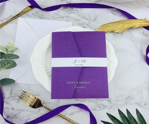 エレガントな紫色のレーザーカットウェディングマツの招待状のスウィート16レーザーカットポケットベリーバンドDIY Invitation Kit3579858