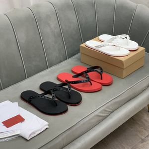 Z pudełkiem 2024 Designer czerwone sandały kobiety męskie mokasyny gumowe buty kapcie Podele czarny biały slajdy dolne luksusowe skórzane flop