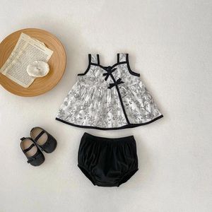 Kläder sätter 22024 Baby Girl's Suit 2024 Summer Retro Cheongsam Fashion Suspenders Top Pants Sweet 2-Piece