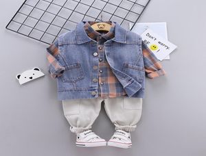 2021 Neugeborene Spring Boy Sets kariertes Hemd Jeans Jacke Hose Drei Anzug Anzüge für Jungen Kleidung Set 4aa15098363