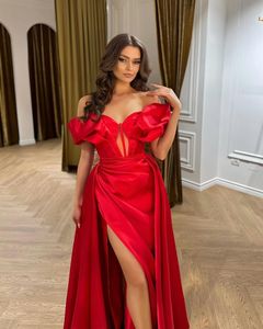 Sexy Red Plus Size A Line Prom Dresses Long for Women Off Shoulder V Neck Satin Pleats Sweep Train High Side Split Birthday Evening Party Celebrity Pageant Gowns