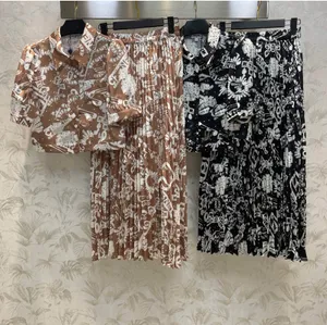 2024 Summer Printed Two Pieces Set per donne Pulsante a manicotto corto Tops in giro elegante e gonne a pieghe ad alta vita set abiti da donna