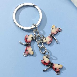 Keychains Lanyards Lovely Dragonfly Keychain Colorful Flying Animals Key Chains ENAMEL RING Souvenir Gåvor för kvinnor män DIY Handgjorda smycken Q240403