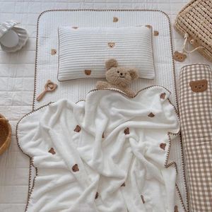 毛布韓国のフリースベビーキッズブランケットクマの刺繍幼児寝具モーセバスケットバシネットカバーベビーカーカバー