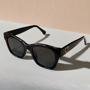 A092 Sälj högkvalitet hjärtformad spegelben Kvinnors solglasögon Designer Luxury Black Party Outdoor Travel Prevention Glasses