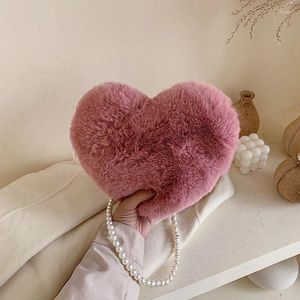 ショルダーバッグファッション豪華な女性バッグ秋の冬の真珠チェーンメッセンジャーハートサッチェルリトルハンドバッグデザイナー