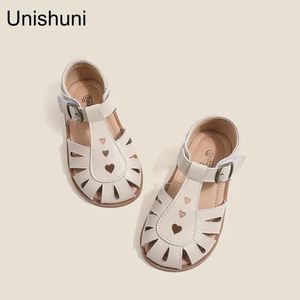 Unishuni Girls Halb Sandal Kids Echte Lederschuhe Kinderhöhle Out Frühling Sommerschuh Herzdesign Retro Prinzessin Flats 240328