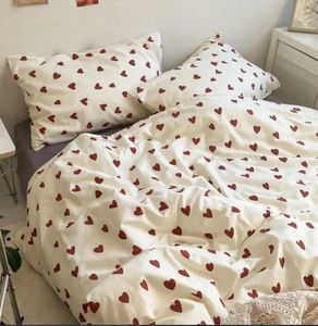 INS Heart Devet Cover Set No Filler Flat Sheet Pillowcases Corean Style Floral Single Double Double Soft Girl Boys Beding Linse 240325