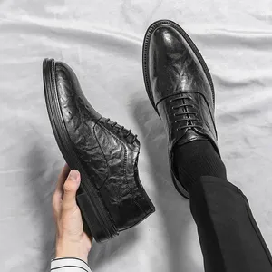 Vestido sapatos de vestido primavera masculina 2024 Negócios desgaste formal do quadro casual britânico esportes de couro preto de couro preto