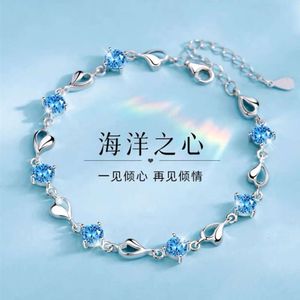 Versão coreana do cristal artístico do Ocean Heart com mulheres embutidas de diamante, pulseira em forma de coração de zircão azul para casais como um presente