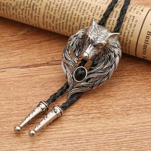 Bolo banden Mens American Bolo Tie Nathtie Vintage Metal Wolf Head Stone Cowboy Pendant Western Necklace Costume Jewelry Shirt Chain 240407