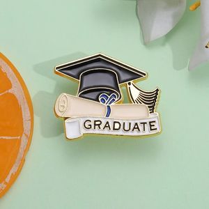 Graduation School Emamel Pin Student Gift Skicka vänner Tillbehör Souvenir Lapel Badge Brosch för kandidater smycken grossist