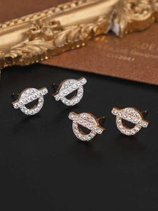 Leichte Luxusdesigner Ohrringe kleine q Ohrringe voller Diamanten weibliche reine silbernallergische Schweineborte Ohrhoch -End -Sinn Nische mit Logo