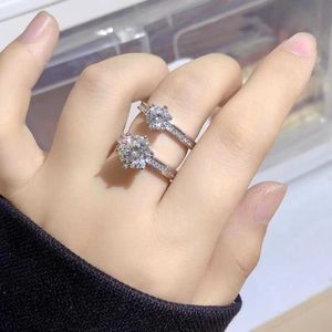 Luxusringe Paar Designer hoher Klarheit bunte leichte Luxuskarte Königin Hochzeit Diamant Silber verplatttem Model Ring Girl mit Logo